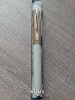 Parker 100 fountain pen In Honey White. New & Un-inked