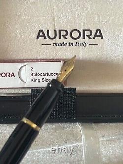Stylo plume Aurora Ipsilon en résine noire avec marquage doré et boîte vintage