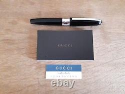Stylo-plume Gucci noir et argent dans son sac, étui et boîte de présentation originaux.