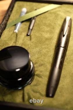 Stylo-plume Izumo noir en platine avec plume en or 18K F couleur argent finition ruthénium