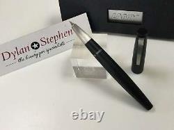 Stylo-plume Lamy 2000 en fibre de verre noir mat avec plume en or 14K moyenne + boîte