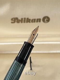 Stylo-plume Pelikan 140 Vert Noir Plume Or 14 K dans sa boîte de piston