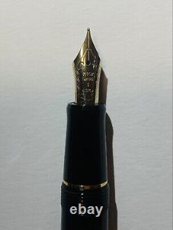 Stylo plume Pilot Custom 74 Noir avec finitions en or 14 carats et pointe moyenne souple B497 Con-70N et pochette pour stylo.