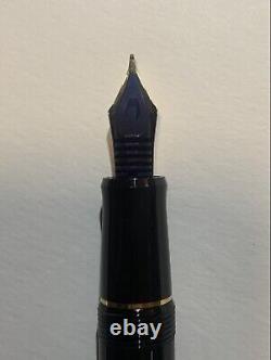 Stylo plume Pilot Custom 74 Noir avec finitions en or 14 carats et pointe moyenne souple B497 Con-70N et pochette pour stylo.