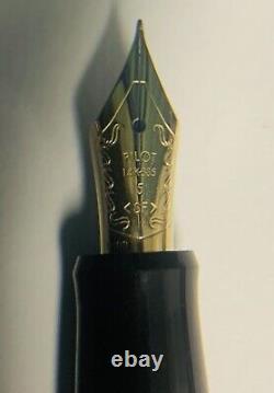 Stylo-plume Pilot Custom 74 à pointe fine souple SF, avec garniture dorée noire, avec Con 70 et étui pour stylo (B903)