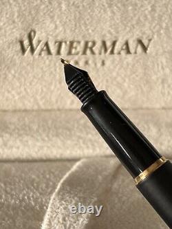 Stylo plume Waterman en laque noire et or avec cartouche et boîte