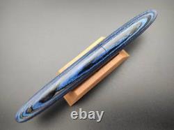 Stylo-plume de marin PR IT 21 Premium avec corps en bois de qualité supérieure et incrustations Yosegi en bleu, noir et gris.