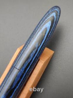 Stylo-plume de marin PR IT 21 Premium avec corps en bois de qualité supérieure et incrustations Yosegi en bleu, noir et gris.