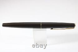 Vintage (c1970) Stylo-plume Parker 45 très rare en finition noir mat, pointe extra fine, avec garniture en or.