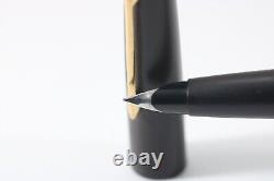 Vintage (c1970) Stylo-plume Parker 45 très rare en finition noir mat, pointe extra fine, avec garniture en or.